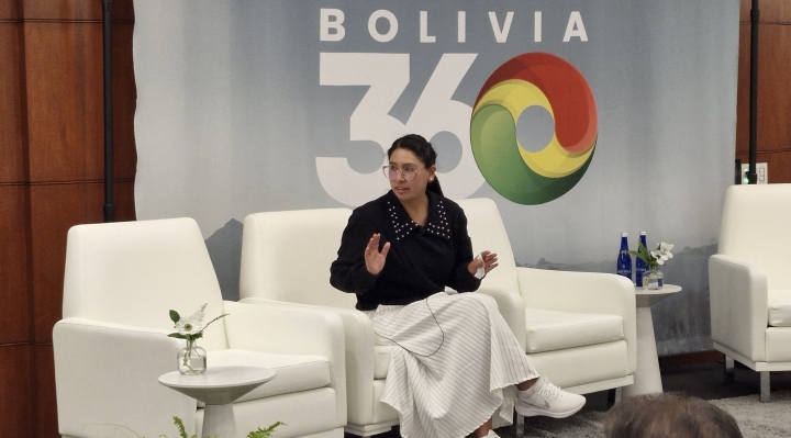 Eva Copa, alcaldesa de El Alto y candidata presidencial, durante su participación, afirmó que el país necesita con urgencia construir consensos y un pacto social y político para superar la crisis. Foto: Brújula Digital.