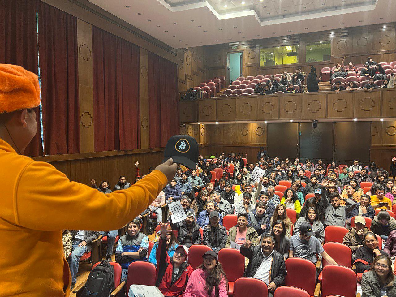 Comunidad Bitcoin Research en un taller de capacitación en el Paraninfo de la Universidad Mayor de San Andrés. Foto: Bitcoin Research