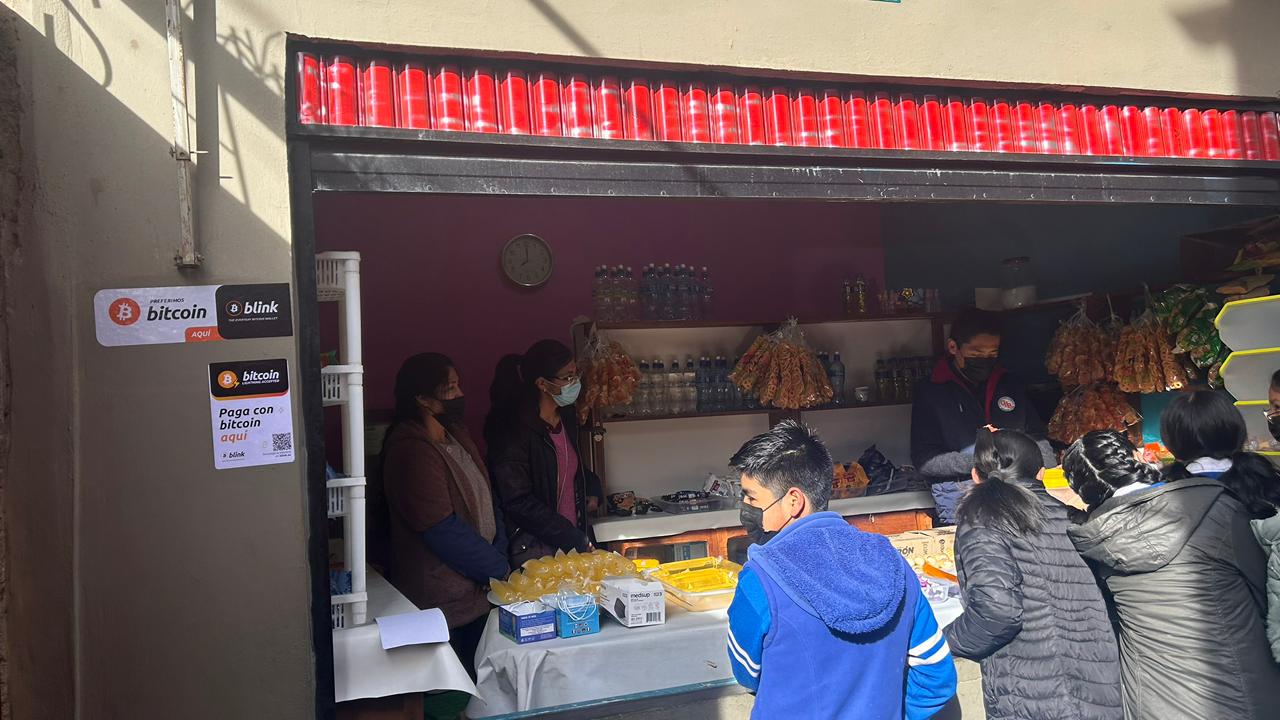 Estudiantes de la unidad educativa Santa Bárbara de la ciudad de El Alto. Foto: Bitcoin Research