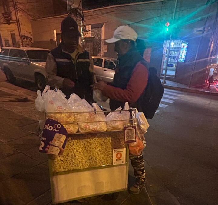 Yesica, vendedora de pipocas en las calles de la ciudad de La Paz. Foto: Bitcoin Research