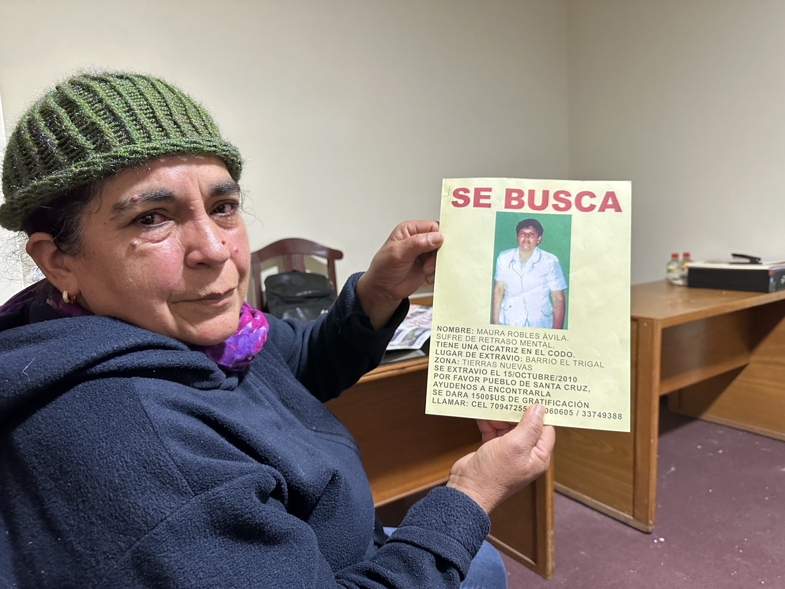 En la reunión de Asafavittp una mujer muestra el cartel de búsqueda de su hermana. Maura lleva 15 años desaparecida. Junto a ella muchas mujeres lloran y comparten las historias de sus hijas.