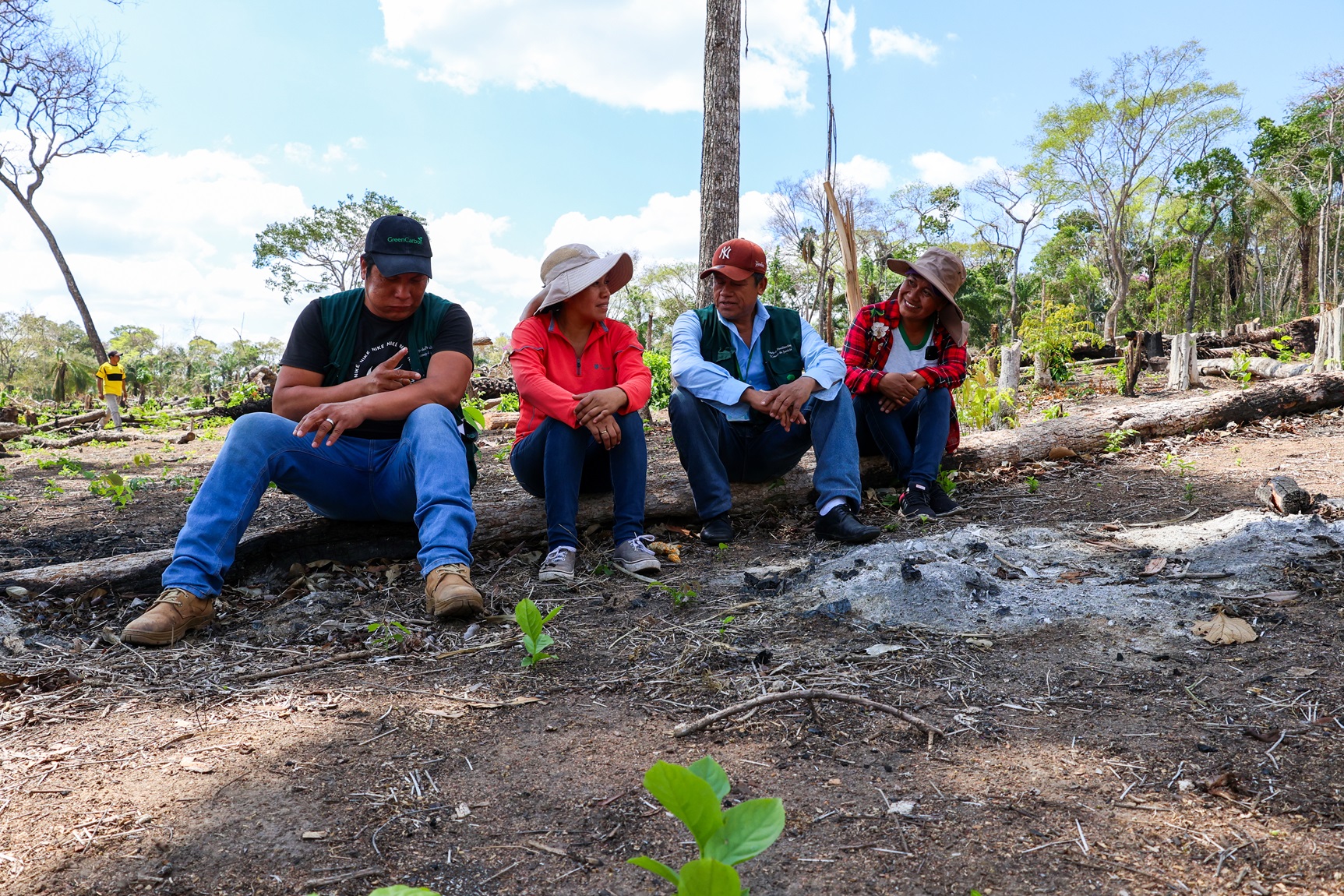 Isabel Surubí, Isael Zabala, María Dolores Surubí y Miguel Soria, sentados sobre el tronco de un árbol talado por avasalladores | Foto: Edy Yobany Velasco Alanes
