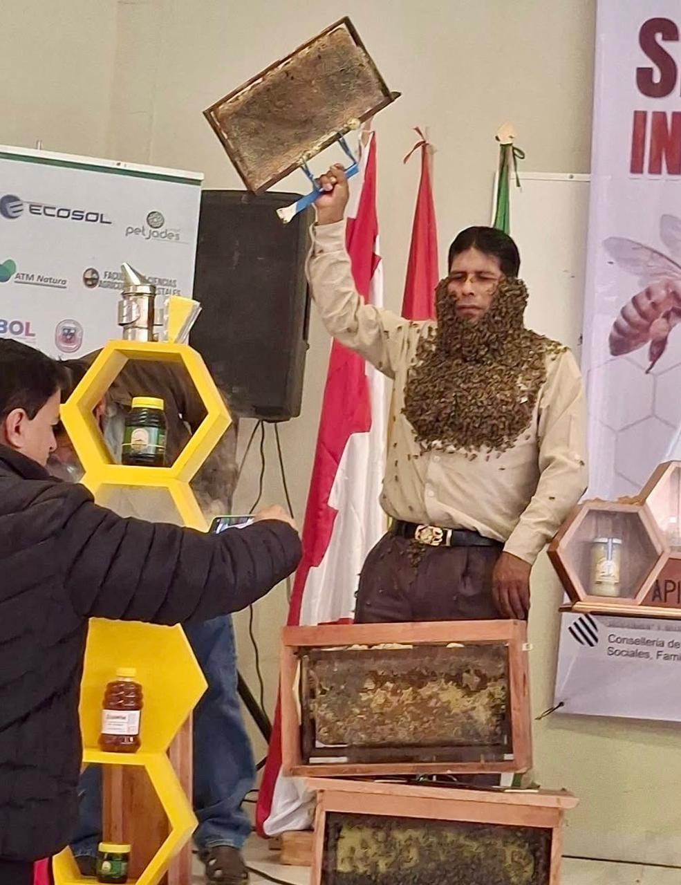 Lucio Eusebio Pinto en la Feria Nacional de la Apicultura 2026 realizada en Monteagudo, Chuquisaca | Foto: Cortesía