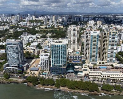 Fotografía de archivo del hotel Catalonia y del Malecón Center, en Santo Domingo (República Dominicana). EFE/Orlando Barría