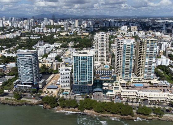 Fotografía de archivo del hotel Catalonia y del Malecón Center, en Santo Domingo (República Dominicana). EFE/Orlando Barría