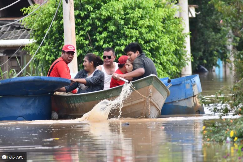 Más de 500 familias evacúan sus hogares por desborde del Río Acre