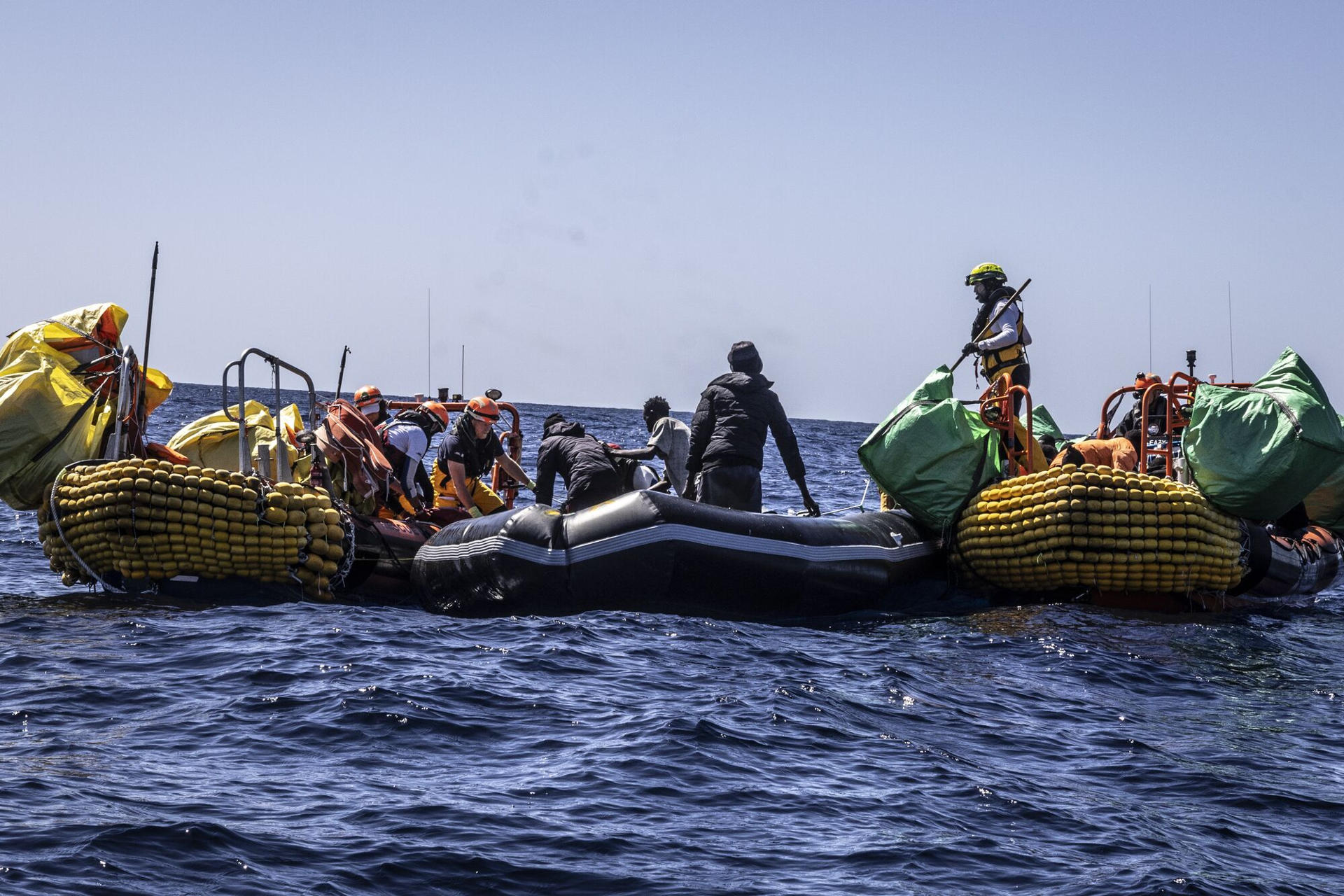 Italia envía a 1.450 kilómetros un barco con supervivientes de un naufragio con 60 muertos