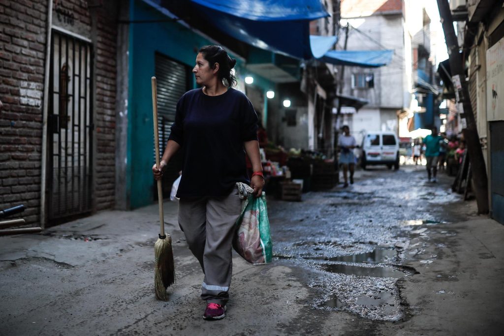 Imagen de archivo de un grupo de voluntarios y funcionarios del Gobierno argentino que realizan una limpieza en busca de prevenir la enfermedad del dengue. EFE/Juan Ignacio Roncoroni