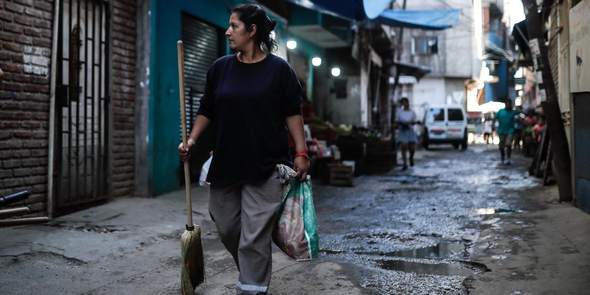 Imagen de archivo de un grupo de voluntarios y funcionarios del Gobierno argentino que realizan una limpieza en busca de prevenir la enfermedad del dengue. EFE/Juan Ignacio Roncoroni