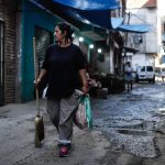 Imagen de archivo de un grupo de voluntarios y funcionarios del Gobierno argentino que realizan una limpieza en busca de prevenir la enfermedad del dengue. EFE/Juan Ignacio Roncoroni