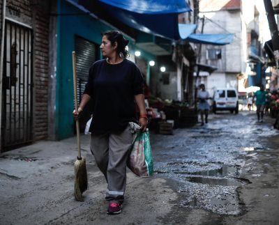 Imagen de archivo de un grupo de voluntarios y funcionarios del Gobierno argentino que realizan una limpieza en busca de prevenir la enfermedad del dengue. EFE/Juan Ignacio Roncoroni