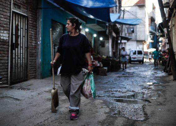 Imagen de archivo de un grupo de voluntarios y funcionarios del Gobierno argentino que realizan una limpieza en busca de prevenir la enfermedad del dengue. EFE/Juan Ignacio Roncoroni