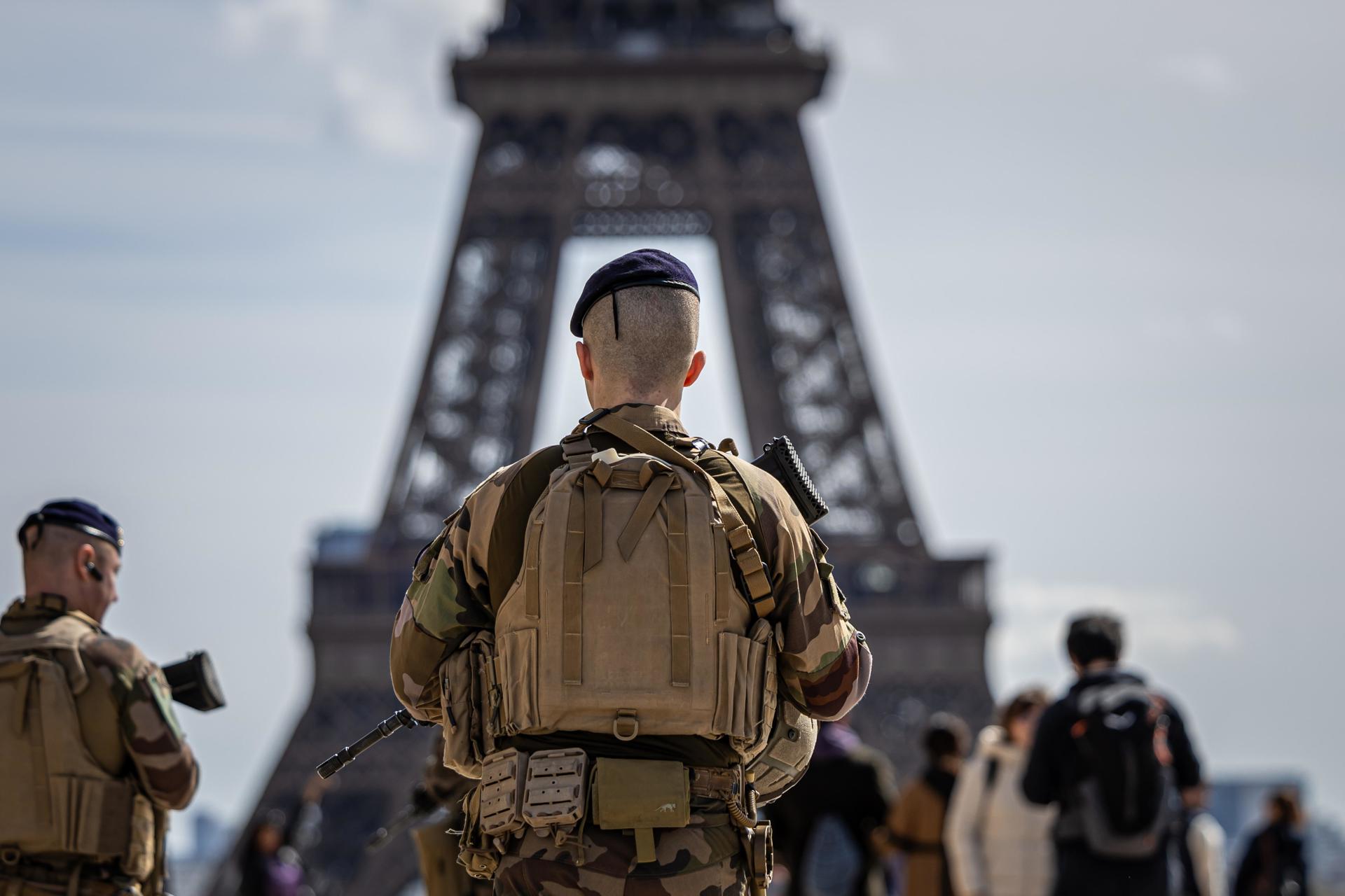 Francia pone en alerta a otros 4.000 militares para el dispositivo antiterrorista