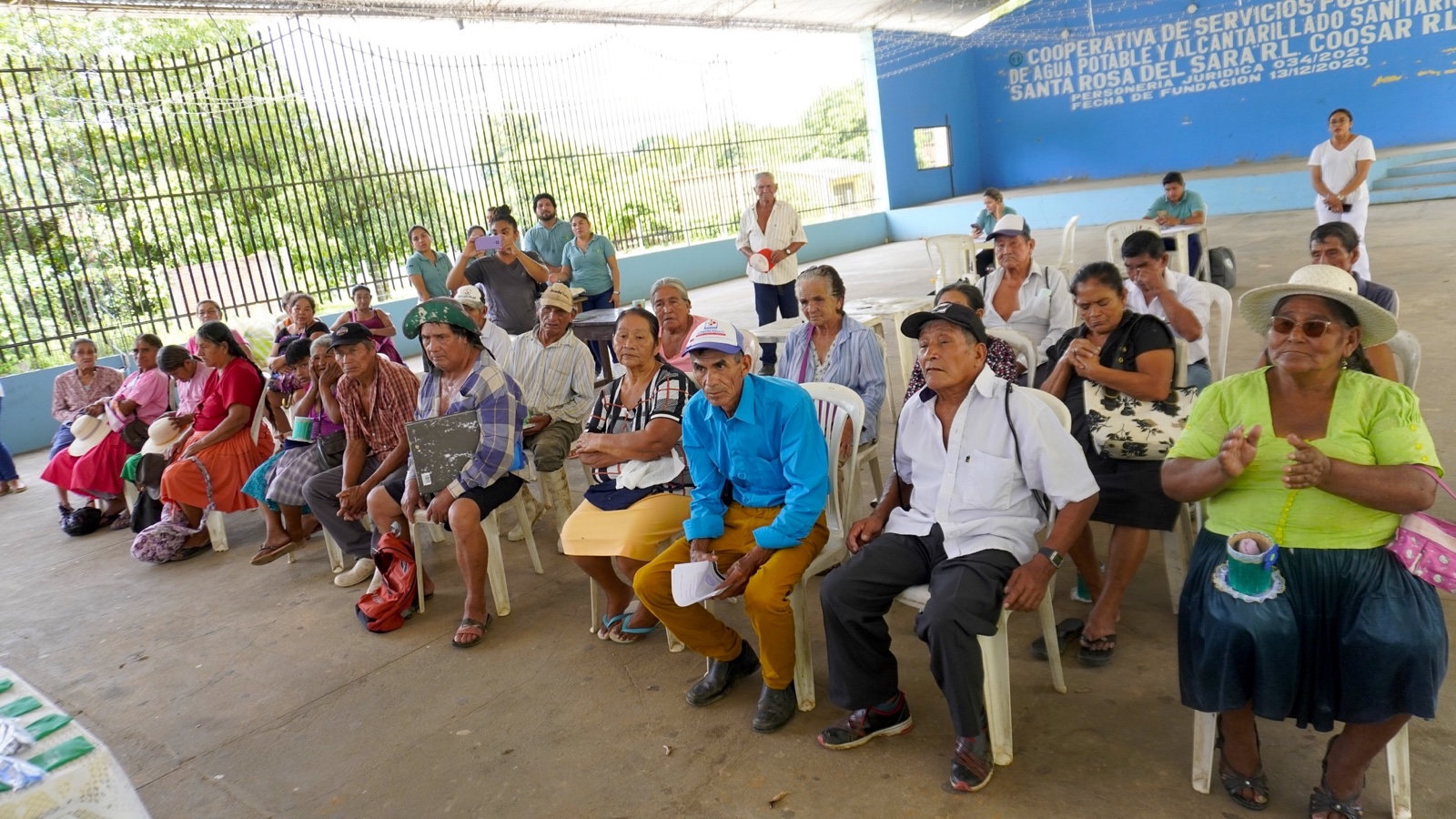 Gobernación entrega 80 lentes y 57 prótesis dentales a adultos mayores de la provincia Sara