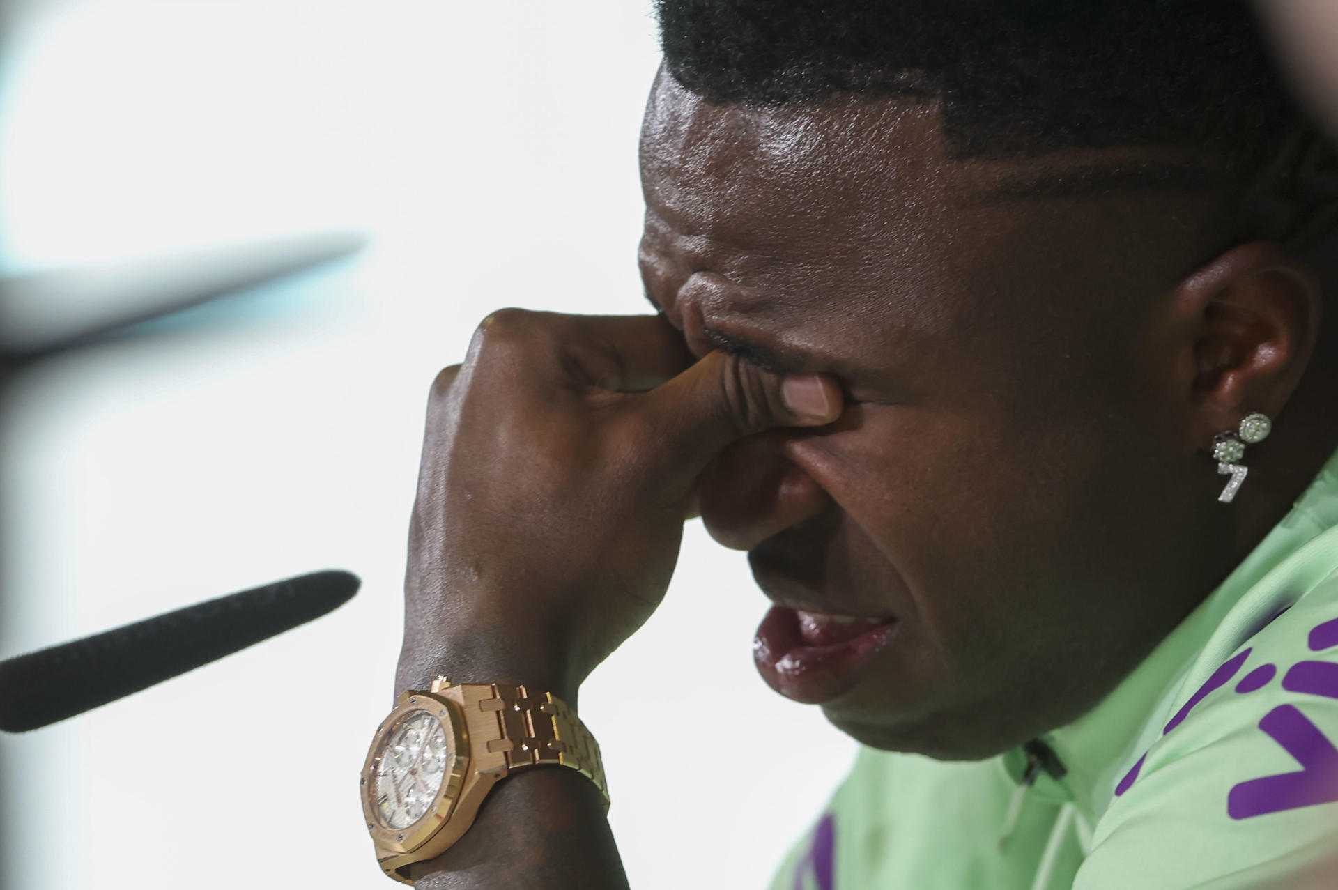 Vinícius rompe a llorar al hablar del racismo: “Cada vez tengo menos ganas de jugar”