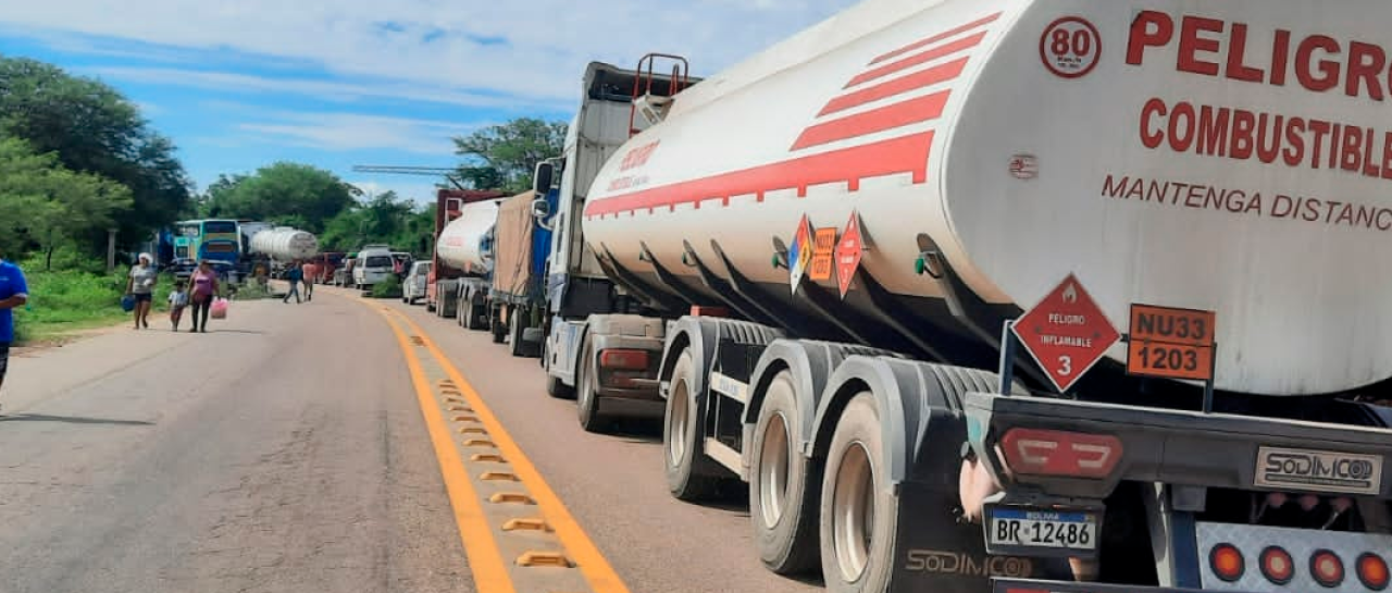 Comunarios bloquean la ruta en Abapó por registro irregular en el Censo