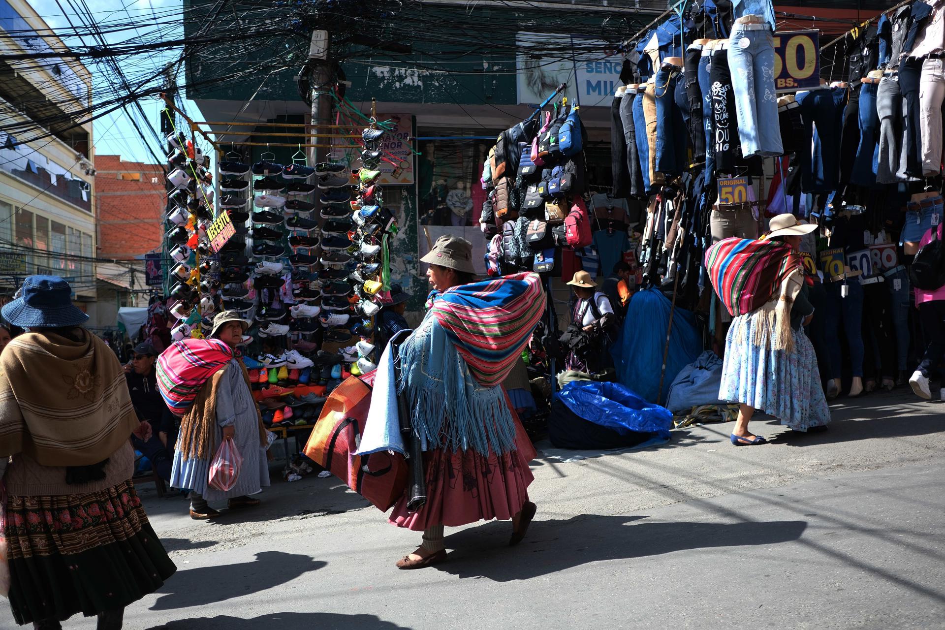 La brecha salarial de género y la informalidad en el trabajo, temas pendientes en Bolivia