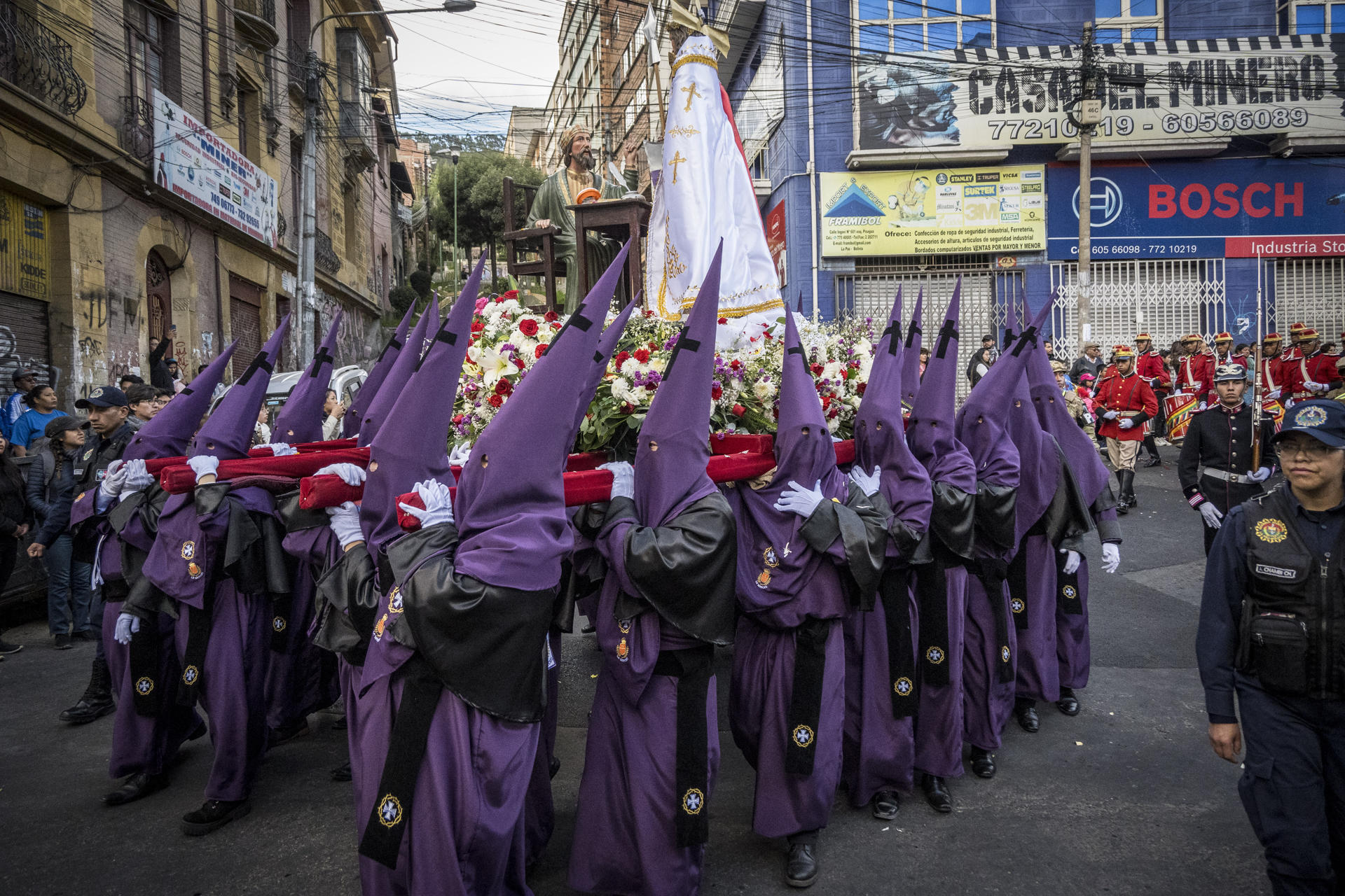 La procesión del Santo Sepulcro en Bolivia vuelve a su ruta histórica y con bandas militares