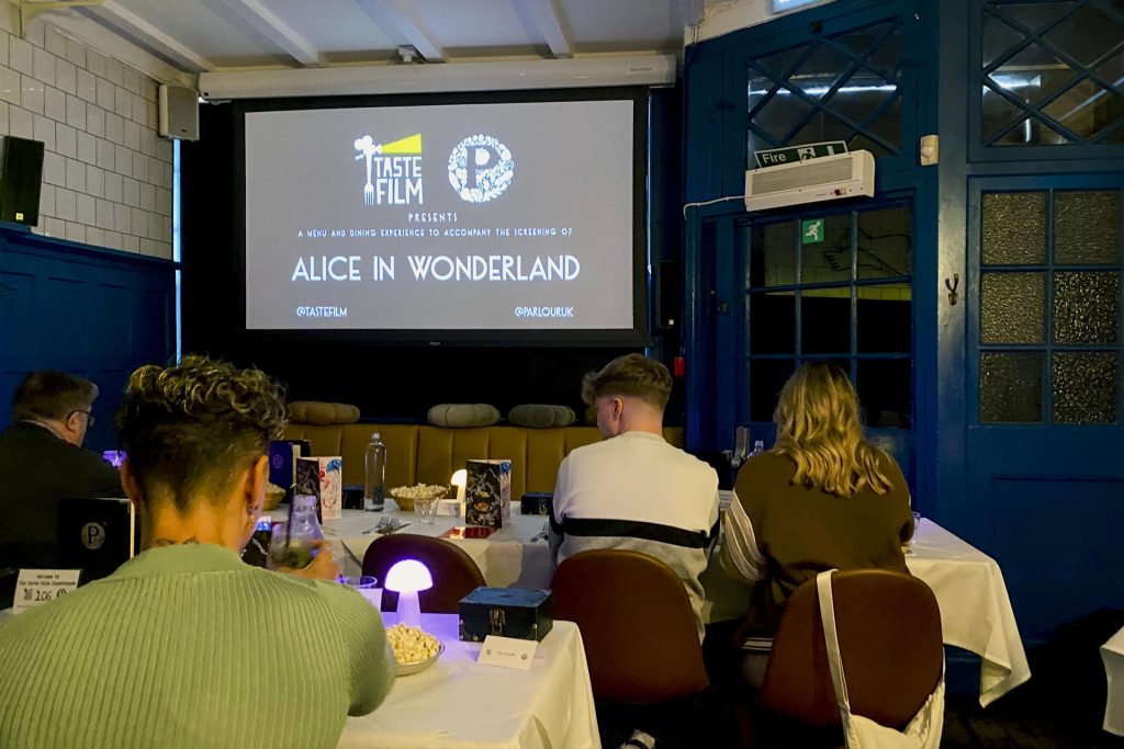 Instantes previos a la emisión de la película 'Alicia en el país de las maravillas' en un restaurante de Londres. Las comidas de películas como 'Alicia en el país de las maravillas', 'Ratatouille', 'Pulp Fiction' o 'Shrek' pasan de la gran pantalla a la mesa de algunos restaurantes de Londres. EFE/Cristina Alonso Pascual