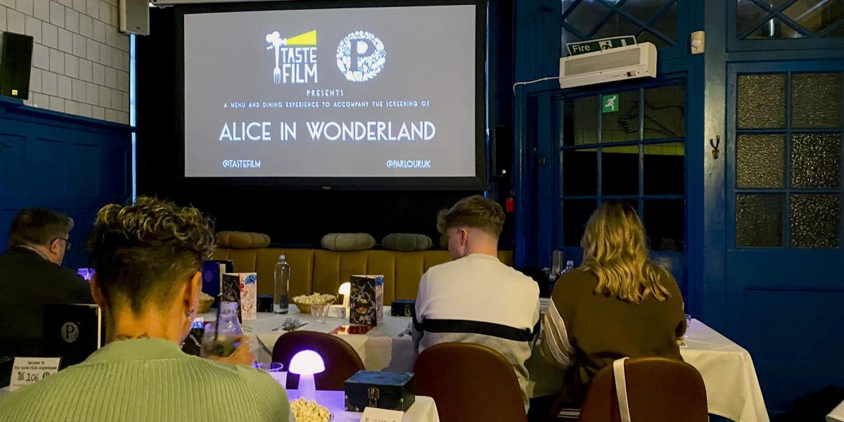 Instantes previos a la emisión de la película 'Alicia en el país de las maravillas' en un restaurante de Londres. Las comidas de películas como 'Alicia en el país de las maravillas', 'Ratatouille', 'Pulp Fiction' o 'Shrek' pasan de la gran pantalla a la mesa de algunos restaurantes de Londres. EFE/Cristina Alonso Pascual