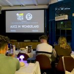 Instantes previos a la emisión de la película 'Alicia en el país de las maravillas' en un restaurante de Londres. Las comidas de películas como 'Alicia en el país de las maravillas', 'Ratatouille', 'Pulp Fiction' o 'Shrek' pasan de la gran pantalla a la mesa de algunos restaurantes de Londres. EFE/Cristina Alonso Pascual