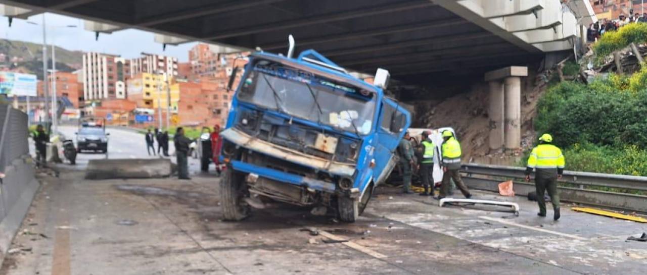 Cuatro muertos y varios heridos tras grave accidente en la Autopista La Paz – El Alto