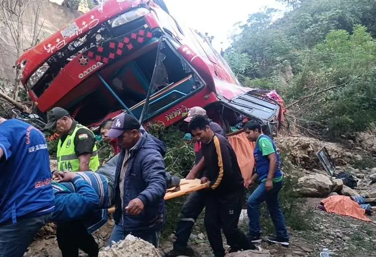 Bus se embarranca en Mataral y causa varios muertos y heridos