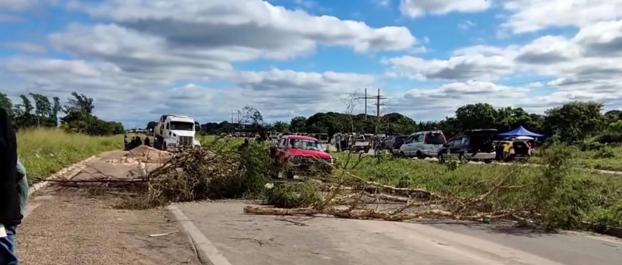 Bloqueo en Montero impide el paso en la carretera Santa Cruz – Cochabamba