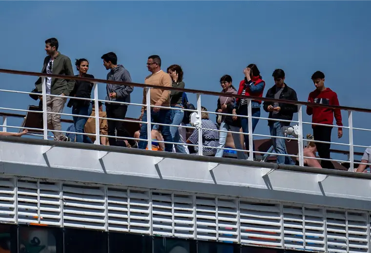 Llegan al país los 65 bolivianos deportados por España tras pesadilla en un crucero