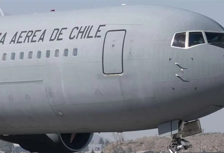 Chile traslada a 9 bolivianos deportados en un avión militar Hércules