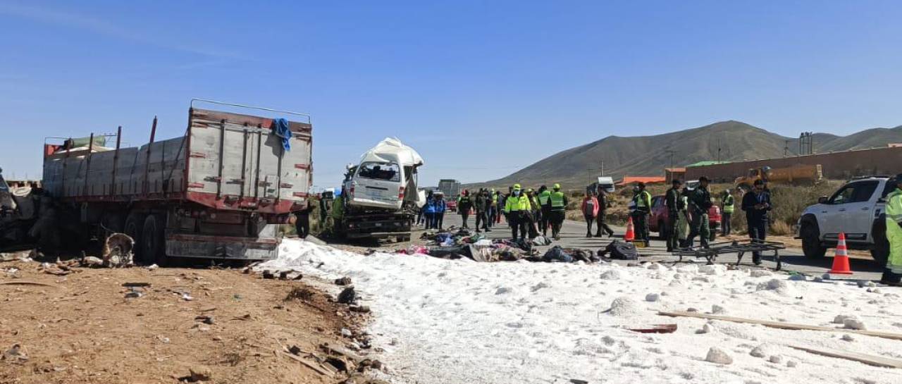 Desastre en Oruro: 14 muertos tras choque entre un camión y un minibús