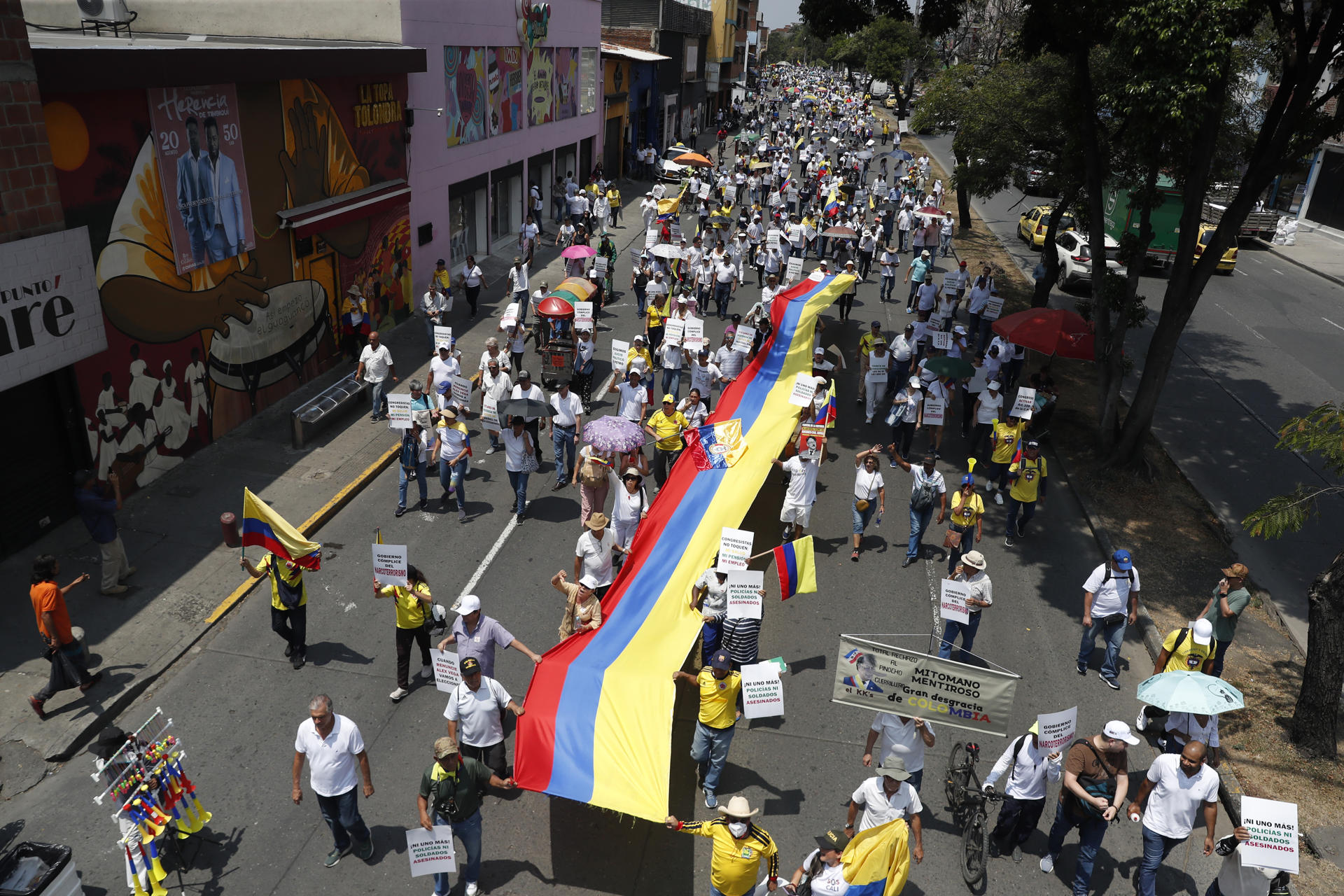 Miles de colombianos protestan en las calles contra Gustavo Petro