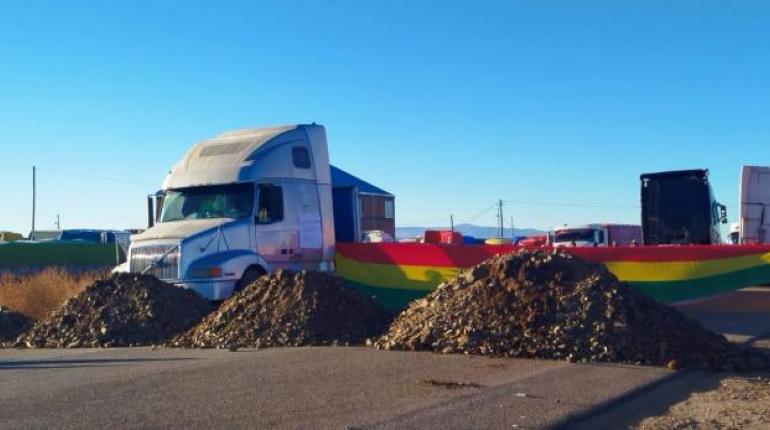 Transporte pesado dividido inicia bloqueo de carreteras por dólares y combustibles