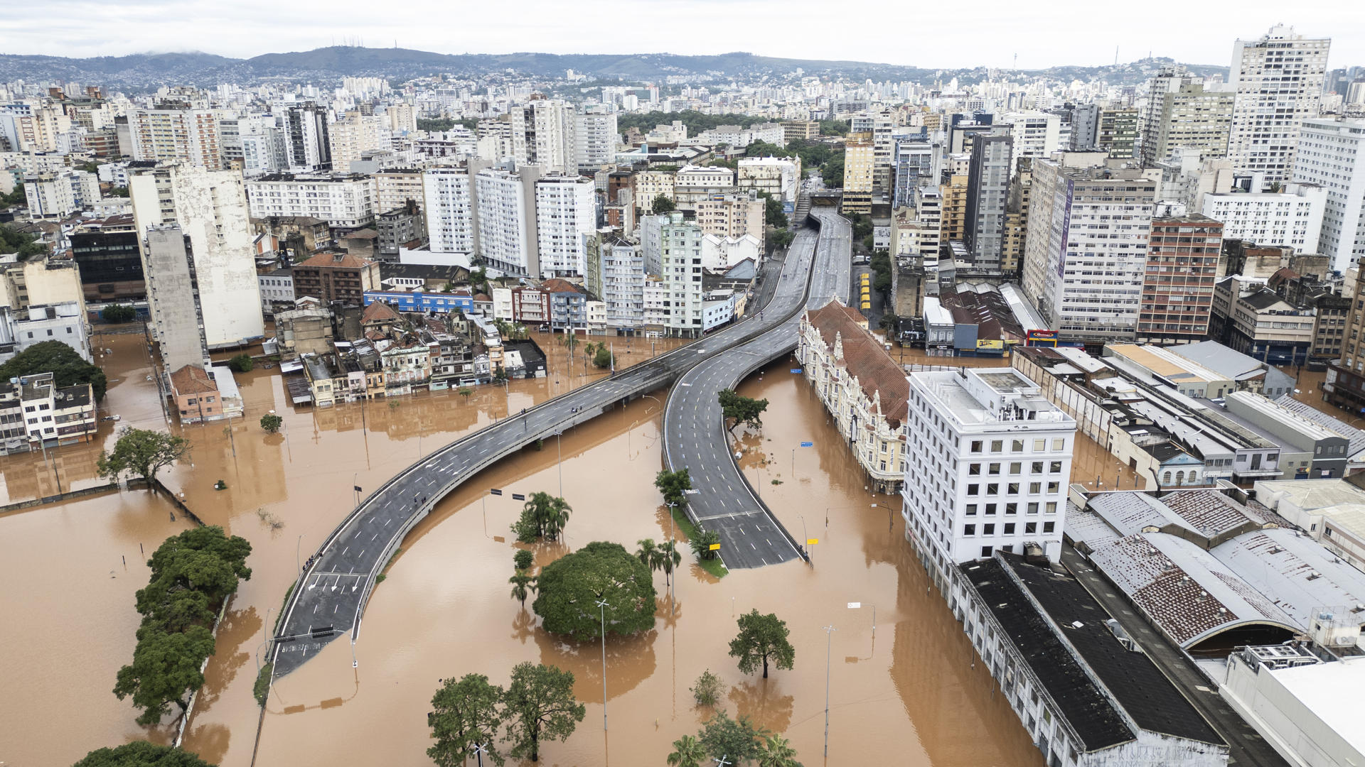 Suben a 76 los muertos por las inundaciones en el sur de Brasil