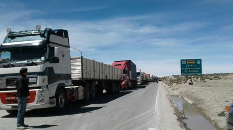 Camioneros anuncian bloqueo indefinido desde el 17 por dólares y combustibles