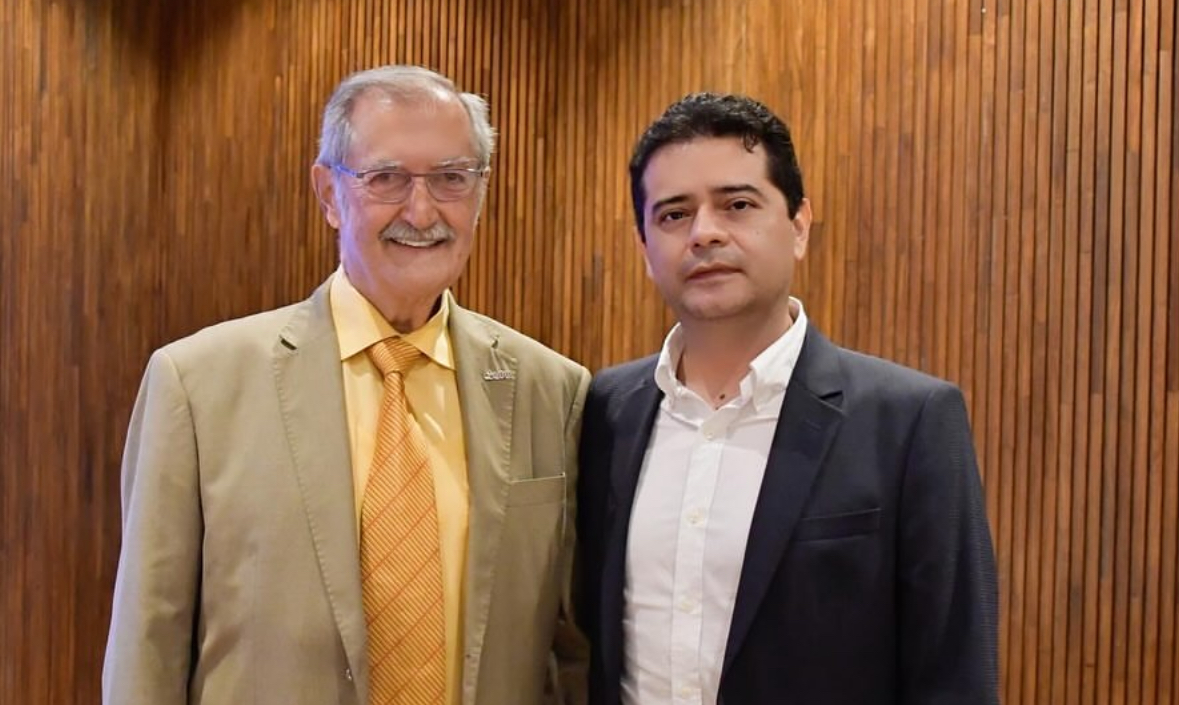  Julio Sergio Ramírez, Ph.D., Doctor en Economía Política y Gobierno por Harvard University y profesor emérito de INCAE junto a Carlos Foronda,  Ph.D.  vicerrector del Campus Santa Cruz