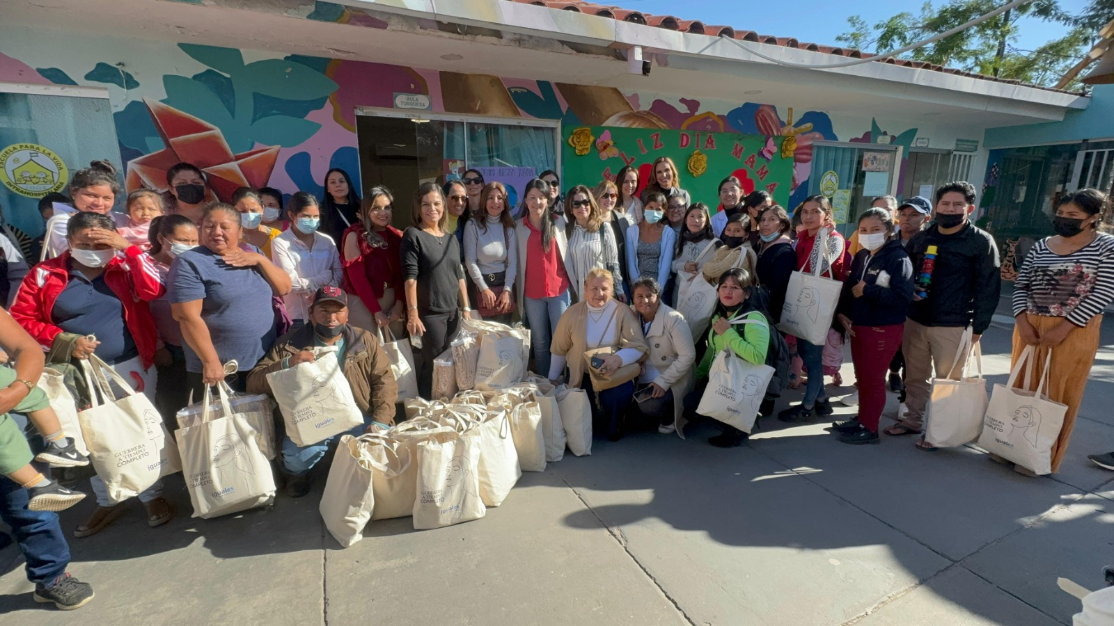 Fundación Iguales entrega bolsas de apoyo a las madres del oncológico