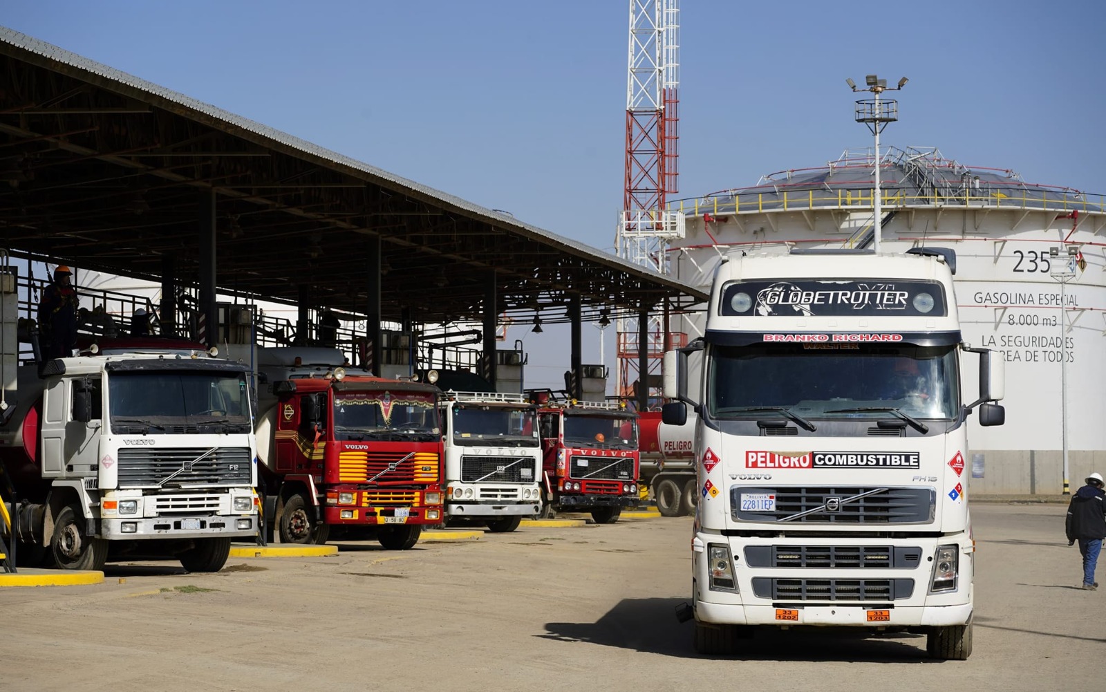 YPFB importa 135 millones de litros de gasolina y diésel para garantizar la provisión de carburantes