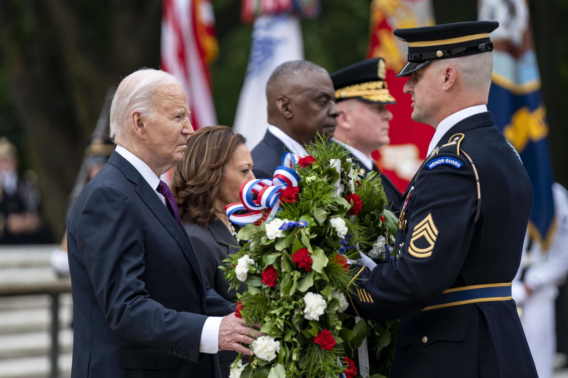 Biden rinde homenaje a tropas y Trump aprovecha para atacar a jueces en el Día de los Caídos