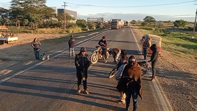 Juntas vecinales bloquean la carretera en San Julián