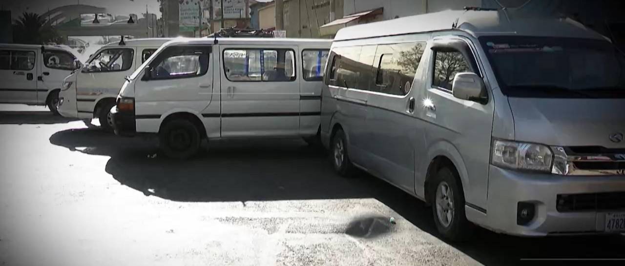 Transportistas inician bloqueos en Cochabamba en demanda de suba de tarifas