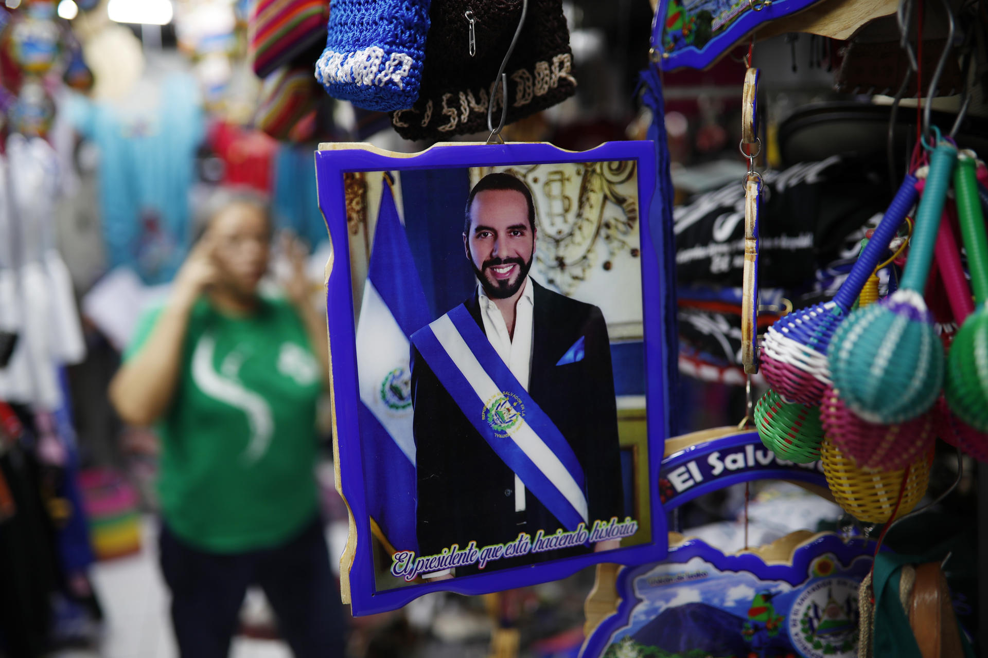 Nayib Bukele, a horas para asumir un segundo mandato consecutivo en El Salvador entre críticas