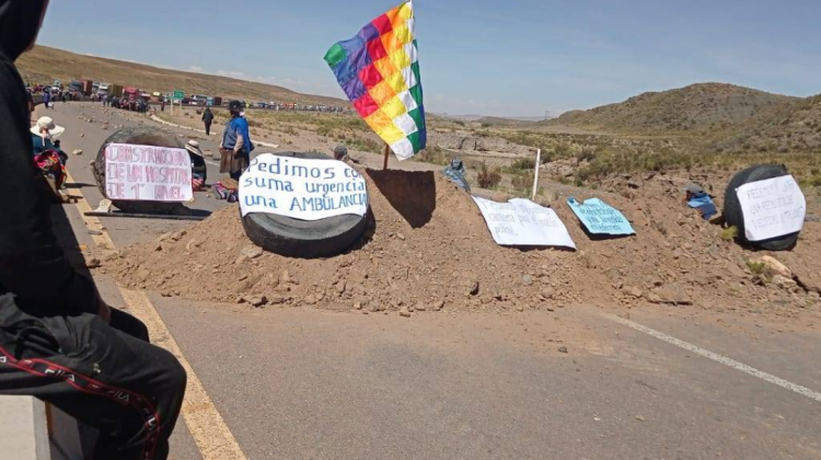 Gremiales bloquean la ruta Oruro-Cochabamba en Caihuasi