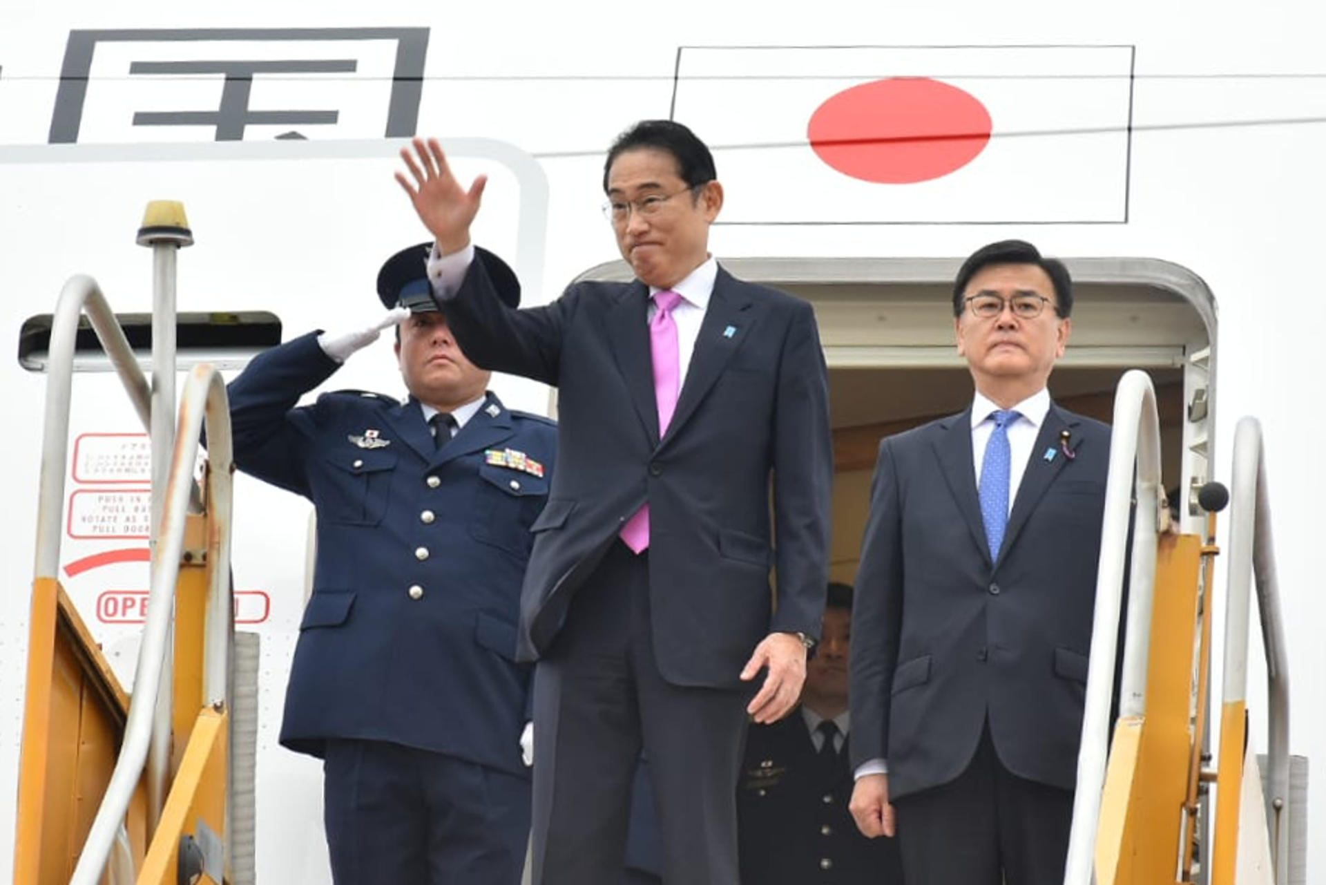 El primer ministro japonés deja Paraguay y viaja a Brasil para completar su gira