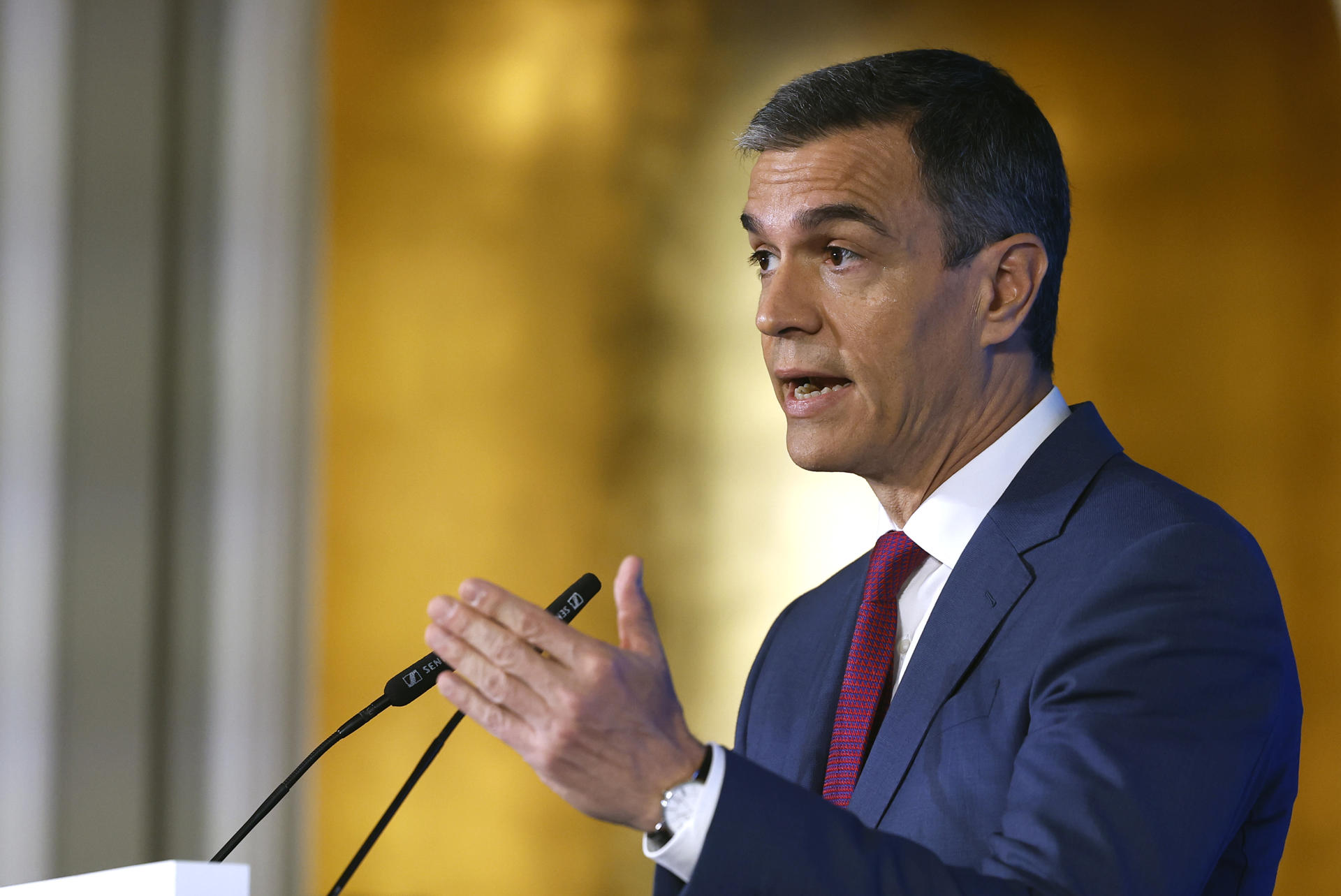 Pedro Sánchez avisa que la respuesta a Milei será acorde a la dignidad de la democracia española