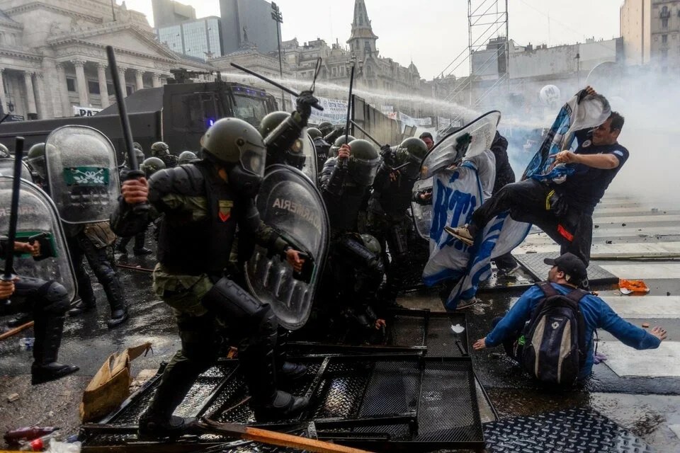 Milei felicita a las fuerzas de seguridad por la dura represión a manifestantes en Argentina