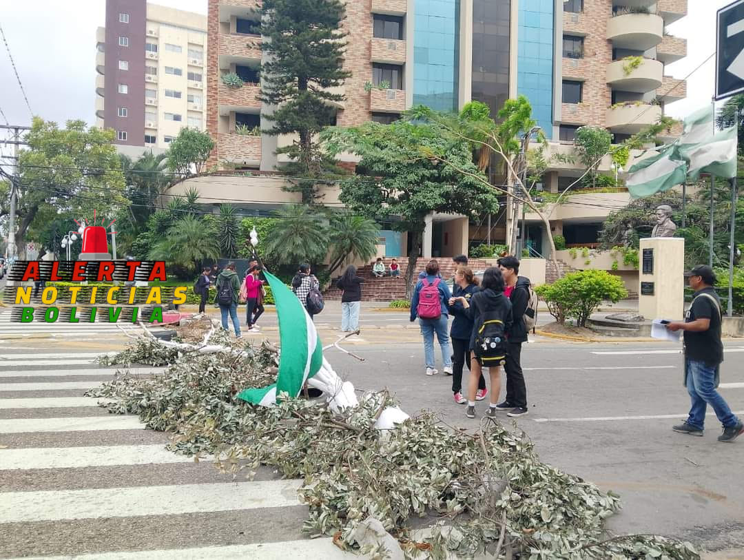 Estudiantes de Habitat bloquean la avenida San Martín por un semáforo