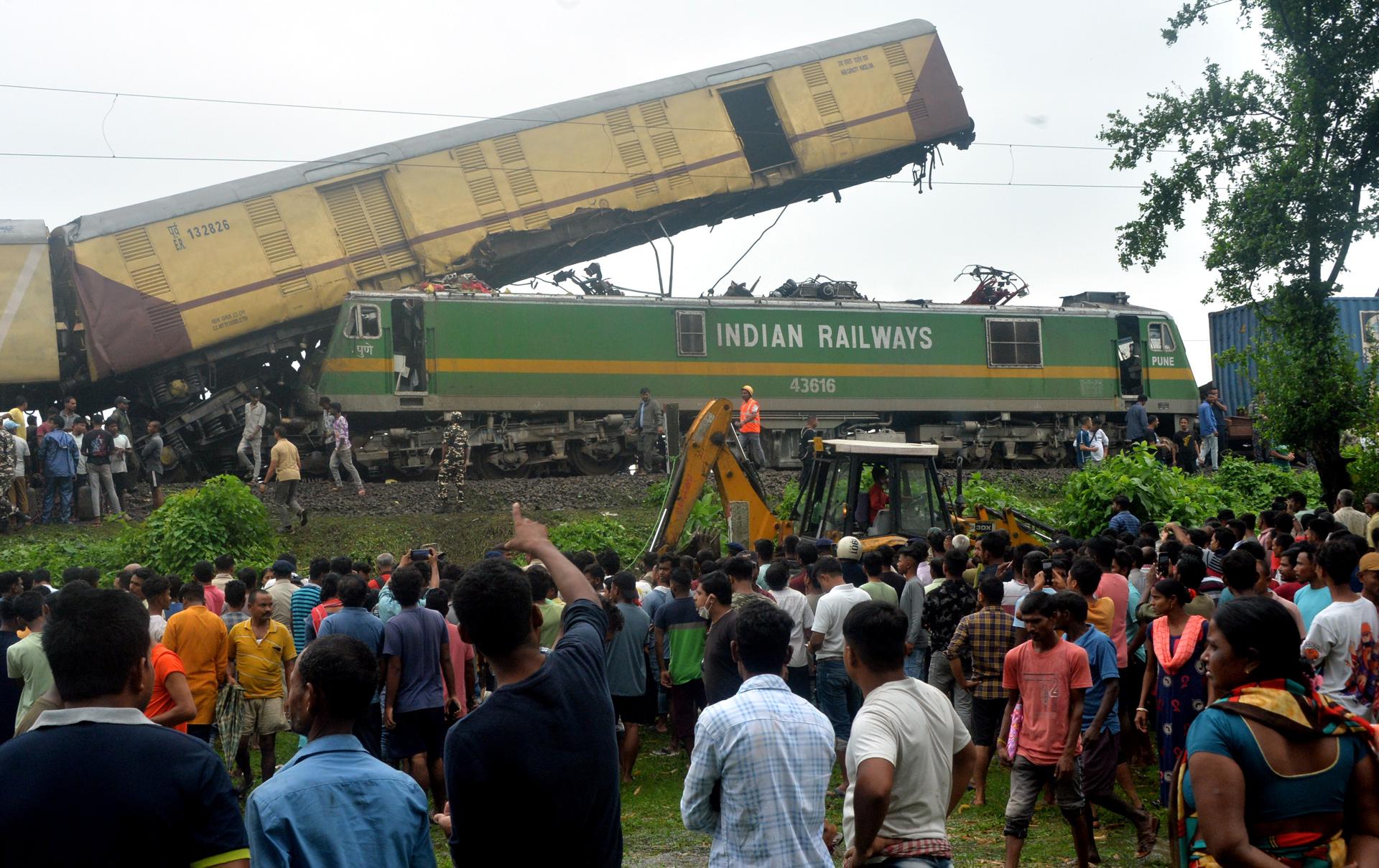 Elevan a 8 el balance de muertos en un choque de trenes en el noreste de la India