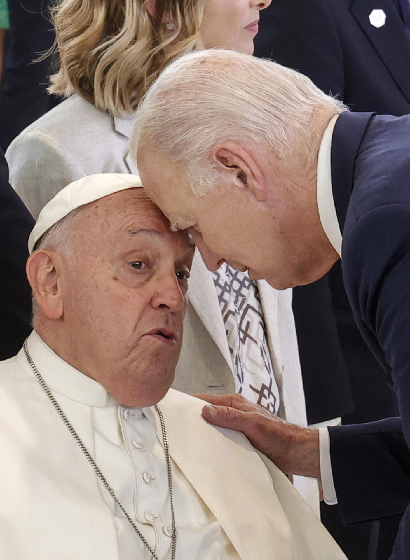 Joe Biden apoya su frente sobre la del papa al encontrarse en la cumbre del G7 en Italia