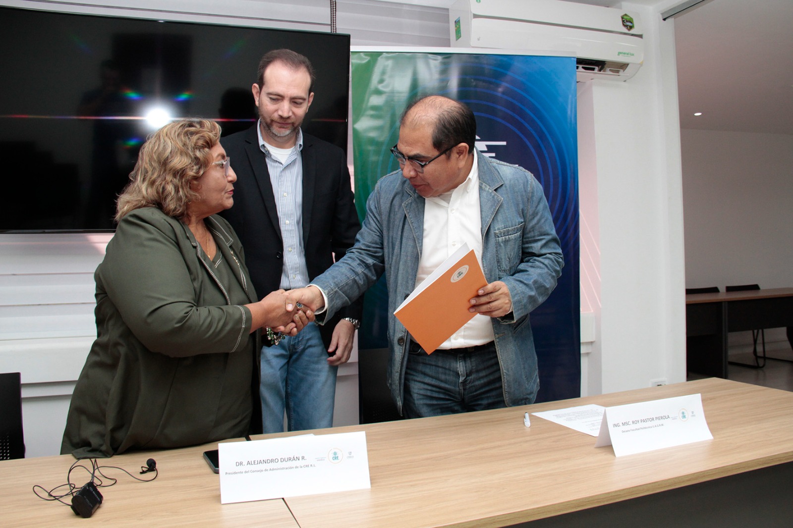 Estudiantes de CRECE harán prácticas en laboratorio de la ‘politécnica’ de la Uagrm